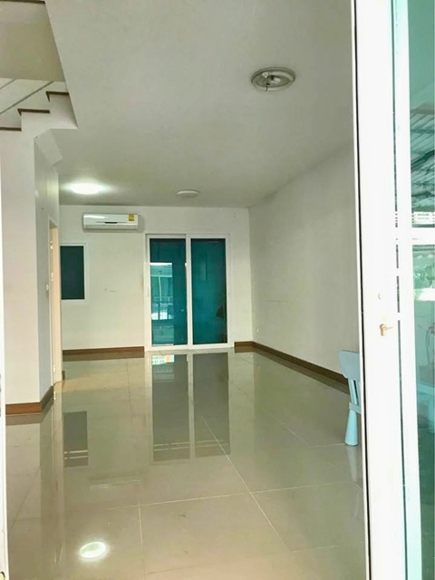 ตลาดนวลจันทร์สเตชั่น 900 ม.  ให้เช่าทาวน์โฮม 3ชั้น พร้อมเฟอร์ฯ 19ตร.วา. 229ตร.ม. 3 นอนแยกนวลจันทร์-รามอินทรา MRT วัชรพล 2.3กม. 4 น้ำ