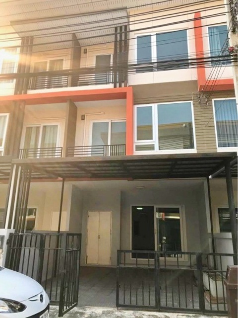 พร้อมเฟอร์ฯ 19ตร.วา. 229ตร.ม. ตลาดนวลจันทร์สเตชั่น 900 ม.  ให้เช่าทาวน์โฮม 3ชั้น 3 นอนแยกนวลจันทร์-รามอินทรา MRT วัชรพล 2.3กม. 4 น้ำ 