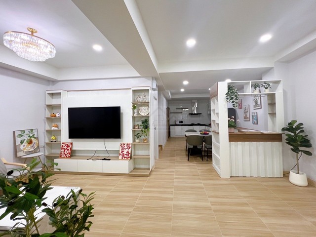 ให้เช่าทาวน์โฮม 2 ชั้น 28 ตรว. 5 ห้องนอน ซอยรัชดา18 รัชดา ห้วยขวาง ตกแต่งเฟอร์ครบ พร้อมเข้าอยู่ ใกล้ MRT ห้วยขวาง