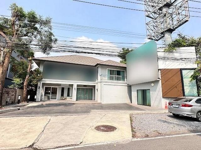 ขายบ้านเดี่ยว 2 ชั้น 120 ตร.ว. ติดถนนเลียบทางด่วนรามอินทรา ใกล้ Central Eastville