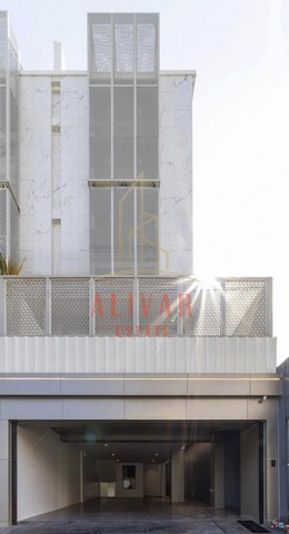 RH091025 ให้เช่า/ขาย ทาวน์โฮม 5ชั้น 3ห้องนอน พร้อมลิฟท์ ใจกลางเอกมัยค่าเช่า 250,000 บาท/เดือน (ประกัน 2เดือน ล่วงหน้า 1เดือน)ราคาขาย 45.9 ล้านบาทรายละเอียด :- เนื้อที่ประมาณ 20+ ตร.ว.- พื้นที่ใช้สอยโซน Living 360+ ตร.ม. (ทั้งหมด 580ตร.ม.)- 3 ห้องนอน 4 ห้องน้ำ 1 ห้องซักผ้า- ครัวไทย-ครัวฝรั่ง แยกคนละชั้น- 1 ห้องพระ 1 ห้องแม่บ้าน + 1 ห้องน้ำ- 3 ที่จอดรถ- Cat Friendly มีประตูแมวสำหรับห้อง Masterรายละเอียดเพิ่มเติม :- ชั้นม