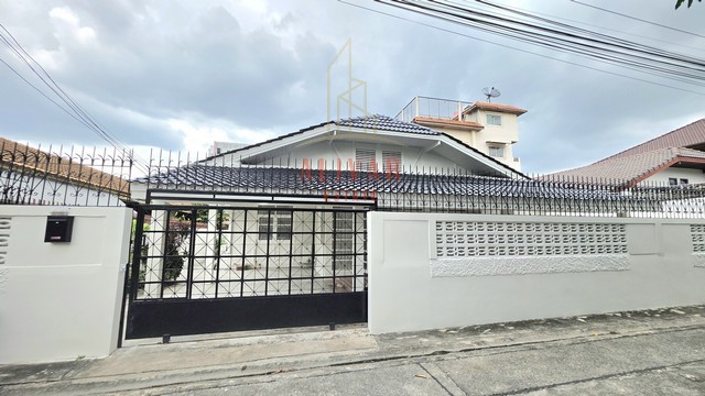 RH090825 ให้เช่า บ้านเดี่ยวชั้นเดียว 4ห้องนอน เฟอร์นิเจอร์ครบ หมู่บ้านรัชดานิเวศน์ ย่านห้วยขวางค่าเช่า 85,000 บาท/เดือนรายละเอียด :- เนื้อที่ 60 ตร.วา.- พื้นที่ใช้สอย 200 ตร.ม.- 4 ห้องนอน 3 ห้องน้ำ- มีครัว + ลานซักล้าง- เฟอร์นิเจอร์ครบ- ลานหน้าบ้านโล่งนั่งเล่นหรือทำกิจกรรมได้- ที่จอดรถในบ้าน 2 คัน (ซ้อนกัน) + หน้าบ้าน 2-3คันสถานที่ใกล้เคียง :- 7-Eleven เพียง 3 นาที- Central พระราม 9 / ฟอร์จูน / Esplanade / Big C / Lo