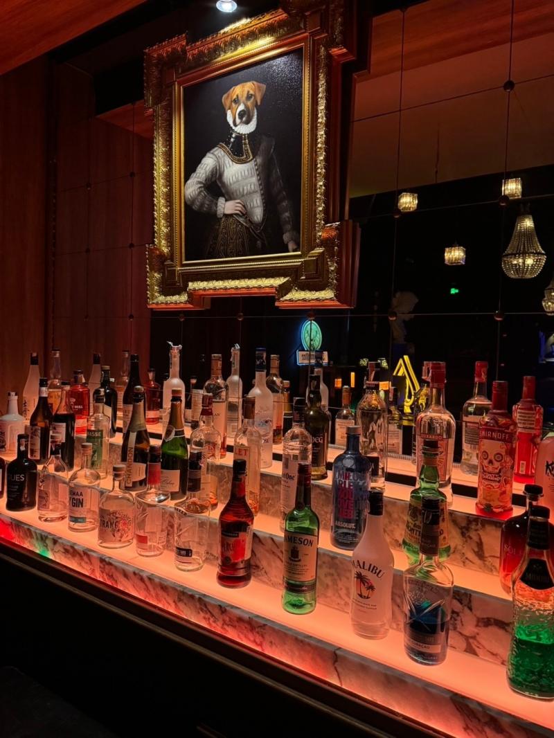 ขายบาร์สุดหรู สุขุมวิท 23 สุขุมวิท 31 เข้าได้สองทาง Young Place building พื้นที่ 258 ตร.ม. ที่จอดรถฟรี