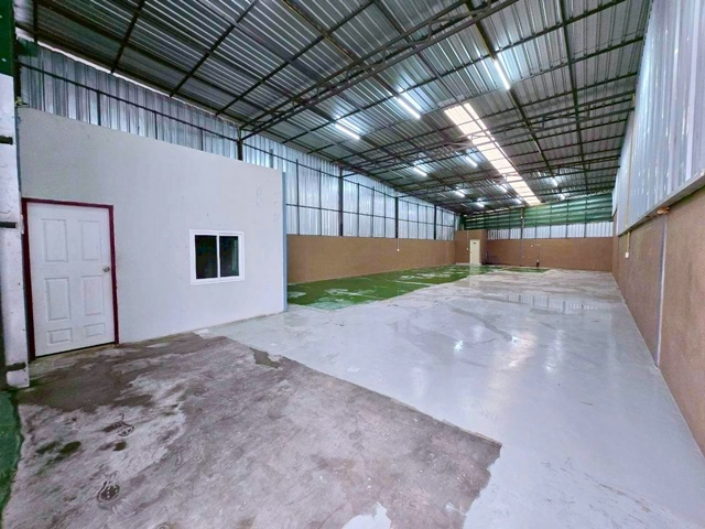 ไฟฟ้า 3 เฟส 30 (100)A  ตลาดแครายพลาซ่า 3.5 กม.ให้เช่าโกดัง 266ตร.ม. ประตูทางเข้าสูง 5 ม.เหมาะกับทำโรงงาน เก็บสินค้ารถบบรรทุกเข้า-ออกสะดวก