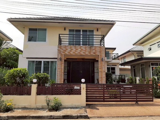 บ้านเดี่ยวให้เช่า 3 ห้องนอน 3 ห้องน้ำ หมู่บ้านบุญฟ้าแกรนโฮม 1 สารภี เชียงใหม่ รายละเอียดทรัพย์บ้านเดี่ยว 2 ชั้น พื้นที่ 65 ตร.วา3 ห้องนอน  3 ห้องน้ำห้องรับแขกกว้างขวางห้องครัวพร้อมใช้งานที่จอดรถในบ้าน ค่าเช่า: 25,000 บาท/เดือน (รวมค่าส่วนกลางแล้ว) สัญญาขั้นต่ำ 1 ปี  จุดเด่นทำเลเงียบสงบในโครงการคุณภาพบ้านกว้างขวาง ฟังก์ชันครบ เหมาะสำหรับครอบครัวเดินทางสะดวก เข้าออก