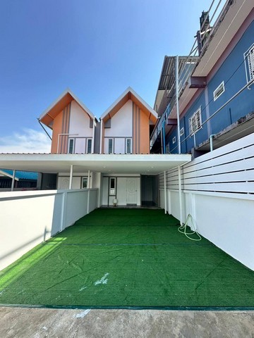 บ้านเเฝด 2ชั้น  พิกัด มาบสอง-ค่ายมวย10  ขนาด 40ตรว.