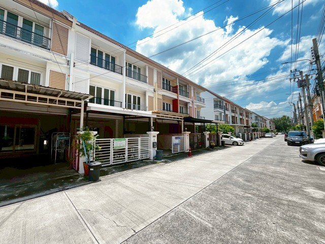 ขายทาวน์โฮม 3 ชั้น หมู่บ้านคาซ่า ซิตี้ สุคนธสวัสดิ์ 2 ทำเลดี เชื่อมต่อถนนหลากหลายเส้นทาง เนื้อที่ 18.9 ตร.ว. ขายเพียง 3,850,000 ล้านบาท