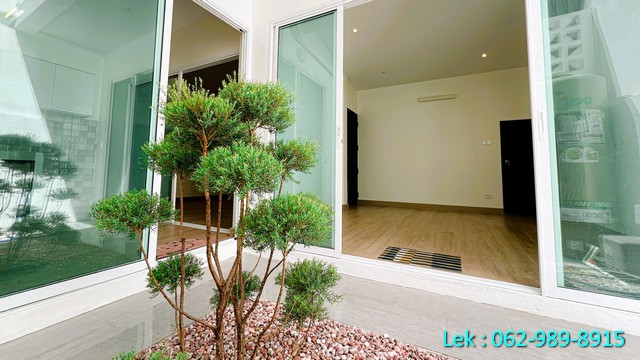 ขาย ทาวน์โฮมรีโนเวทใหม่ สไตล์โมเดริน ม.เสนาวิลล่า84 บางกะปิ แฮปปี้แลนด์ เนื้อที่ 31.5 ตรว. ตกแต่งสวย งานระบบใต้ดินปรับปรุงใหม่ทั้งหมดทาวน์โฮม 2 ชั้น หมู่บ้านเสนาวิลล่า 84 บางกะปิ รีโนเวทใหม่ทั้งหลังด้วยดีไซน์ทันสมัย สวยงาม บ้านตั้งอยู่ใน ทำเลดี เงียบสงบ แต่สะดวกสบายใกล้แหล่งชุมชน เหมาะสำหรับครอบครัวที่ต้องการพื้นที่ใช้สอยที่ลงตัว **รายละเอียด**  พื้นที่ใช้สอ