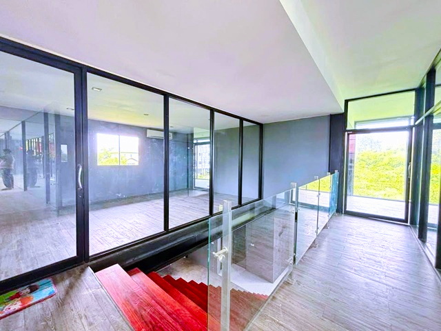 เซ็นทรัล บางนา 2.8 กม. แม็คโคร ศรีนครินทร์ 1.49กม. MRTศรีแบริ่ง  ศรีลาซาล 1.2กม. ให้เช่า ออฟฟิศขนาดใหญ่ 255 ตร.วา. 1,005 ตร.ม.