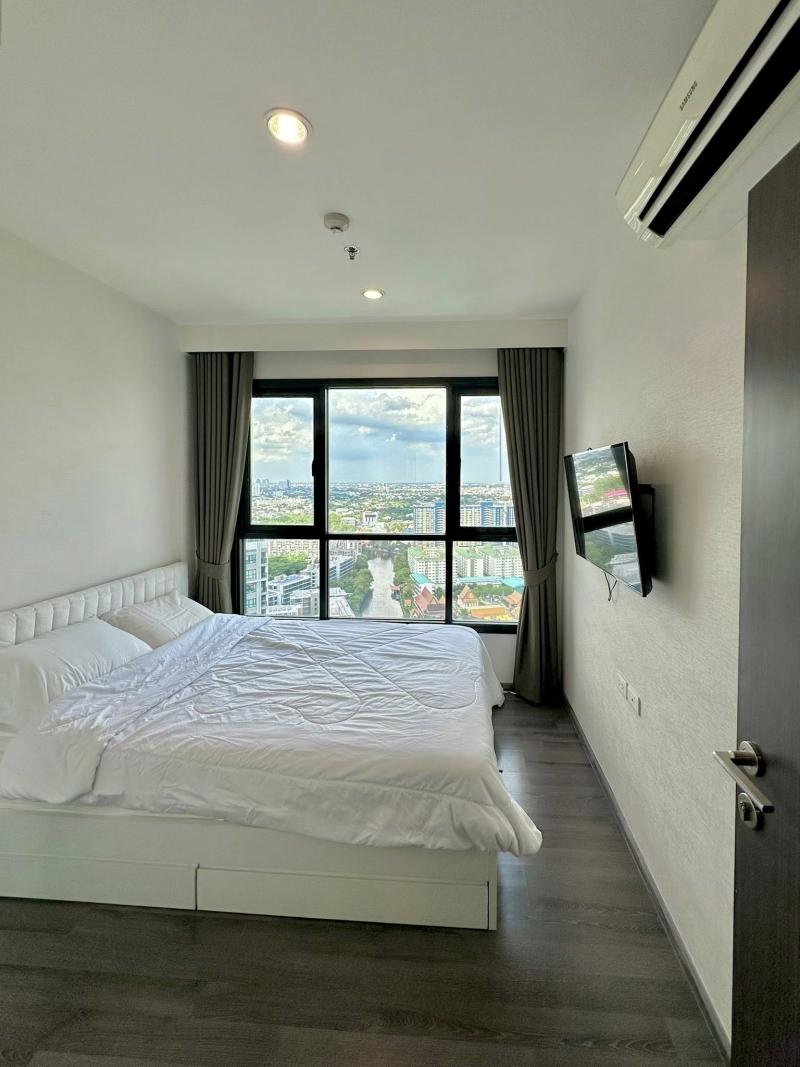 The Base Park West private quiet convenient 33rd floor BTS On Nut