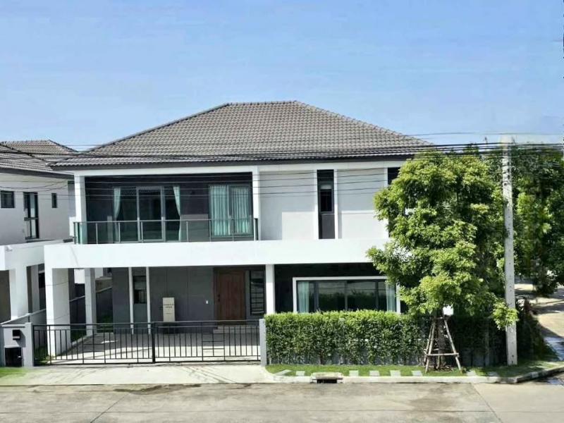 ให้เช่าบ้านเดี่ยว  CENTRO Vibhavadi  ใกล้ Clubhouseบ้านหลังมุม  63 วาบ้านหลังใหญ่สุด พื้นที่ใช้สอย 274 ตรม.  • 4 ห้องนอน   • 6 ห้องน้ำ