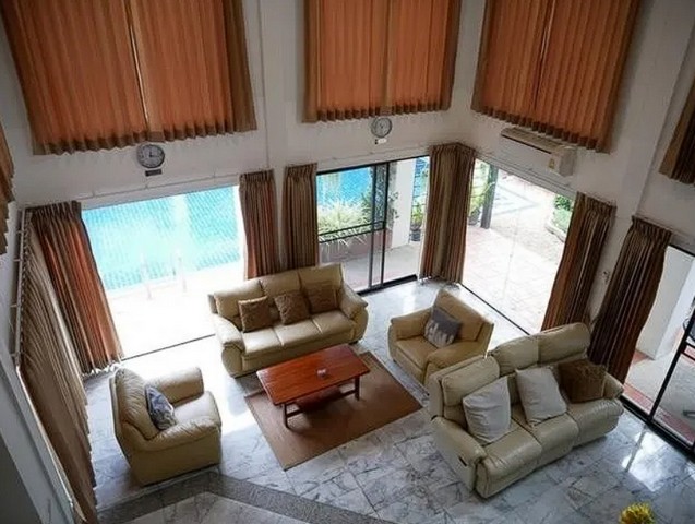 P1200 ให้เช่าบ้านเดี่ยว 3 ชั้น หมู่บ้านนวธานี ซอยเสรีไทย 59 Navatanee บ้านหลังใหญ่ร่มรื่นสนามหญ้าหน้าบ้าน เฟอร์นิเจอร์ เหมาะพักอาศัย