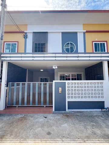 ขายบ้านหนองตำลึงชลบุรีทาวน์เฮ้าส์สองชั้นใกล้ดูโฮม  พื้นที่ 21 ตรว 3  ห้องนอน   2 ห้องน้ำ 1 ครัว 1 โถงกว้างๆ