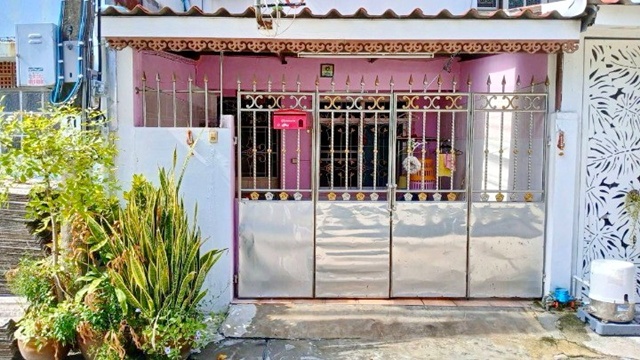 แหล่งชุมชนอ่อนนุช MRT ศรีนุช 1.6 กม.ม.นานาชาติแสตมฟอร์ด 3.8 กม. 2 นอน 1 น้ำ  ให้เช่าบ้านทาวน์โฮม 2 ชั้น 18 ตร.วา. 145 ตร.ม. 