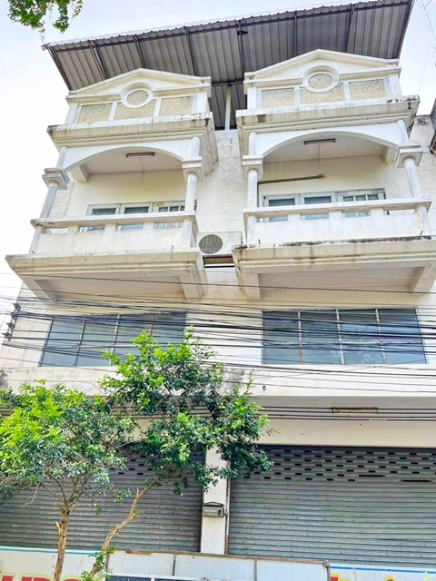 ที่ดินใหญ่มาก 125ตรว. สนามบินลำปาง 1.15กม.ที่ดินหลังบ้าน 8นอน 500ตรม. อาคารพาณิชย์ 4 ชั้น 2คูหา บิ๊กซี ลำปาง 2.3 กม. แม็คโคร เซ็นทรัล