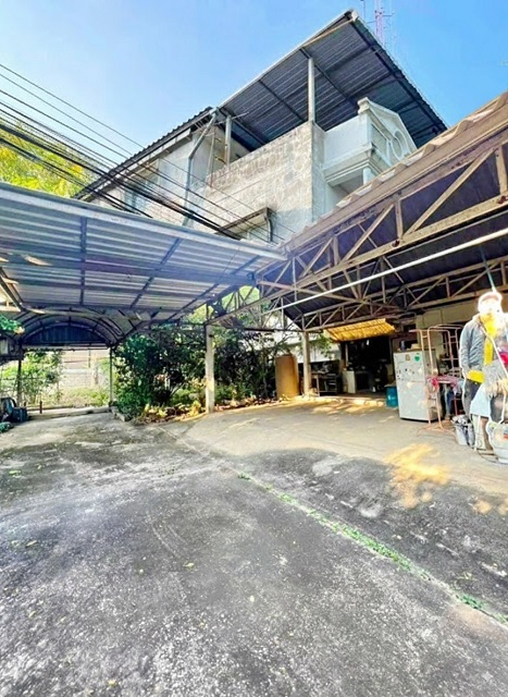  ที่ดินใหญ่มาก 126ตรว. สนามบินลำปาง 1.15กม.อาคารพาณิชย์ 4 ชั้น 2คูหา ที่ดินหลังบ้าน 8นอน 506ตรม. บิ๊กซี ลำปาง 2.3 กม. แม็คโคร เซ็นทรัล