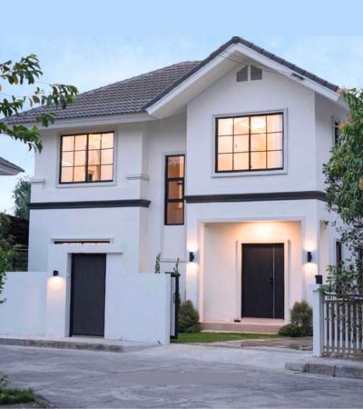 กาญจน์กนกวิลล์ 3 บ้านตกแต่งครบ  พื้นที่สวนสไตล์อังกฤษหน้าบ้าน พื้นที่หลังบ้านและข้างบ้านขนาดใหญ่