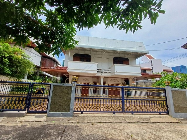 ขายบ้านเดี่ยว 2 ชั้นหลังมุม 75 ตรว. 8 ห้องนอน ย่านอารีย์ พหลโยธิน ซอยอารีย์สัมพันธ์ 4 ใกล้ BTS อารีย์ ** เหมาะอยู่อาศัย ทำออฟฟิศ