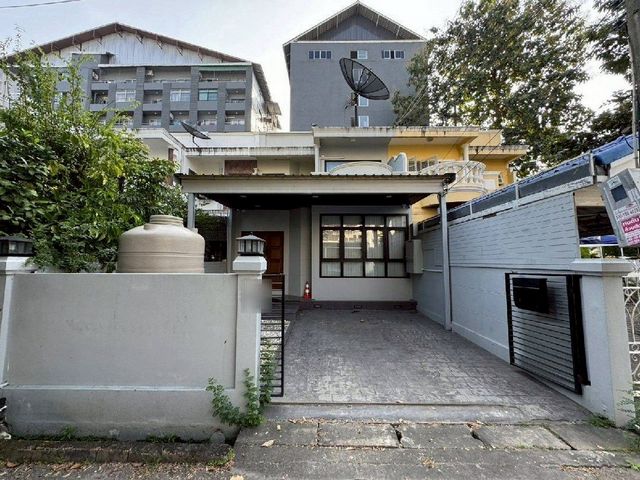 ให้เช่า! 65,000 บาท/เดือน ทาวน์โฮมสุดหรู #โซนนิมมาน – ทำเลทอง ทำ #Airbnb ได้ บ้านสวยพร้อมอยู่ ตกแต่งครบ พร้อมเฟอร์นิเจอร์และเครื่องใช้ไฟฟ้า