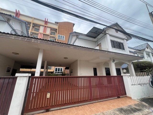 ขายบ้านและเปิดบ้านให้เช่า บ้านแฝด 2 ชั้น 42 ตารางวา อยู่ใกล้ เซ็นทรัล ชลบุรี 