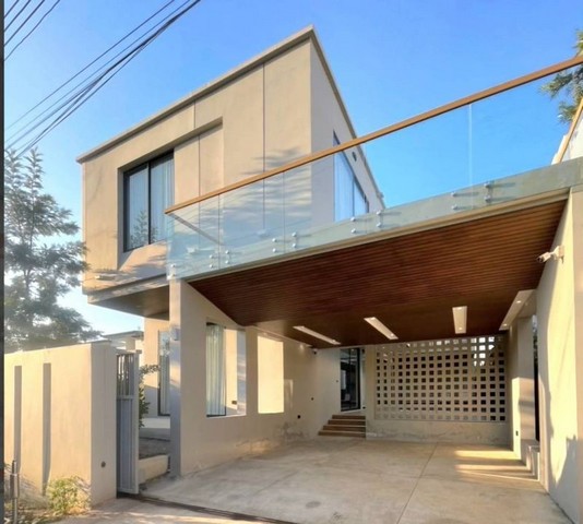 พูลวิลล่าสุดหรู สไตล์โมเดิร์น สันกลาง สันกำแพง      