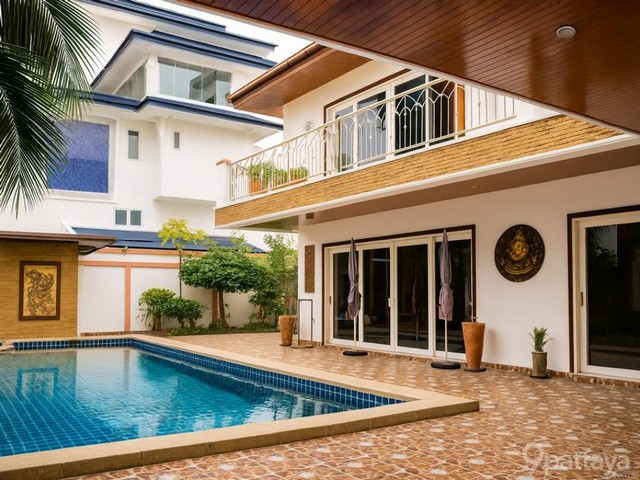 ให้เช่า บ้านพูลวิลล่า 3 ชั้น ติดหาด จอมเทียน พัทยา เฟอร์นิเจอร์ครบ พร้อมเข้าอยู่