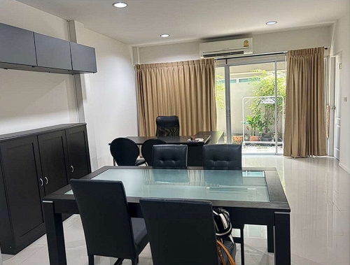 P1210 ให้เช่าทาวน์โฮม 3 ชั้น โครงการ โนเบิล คิวบ์ พัฒนาการ NOBLE CUBE PATTANAKARN เดินทางสะดวกไปทองหล่อ 10 นาที ตกแต่งพร้อมเข้าอยู่