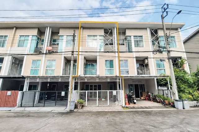 ทาวน์โฮม 3 ชั้น ซอยพระยาสุเรนทร์ 24 ซิกเนเจอร์ รามอินทรา 109 พร้อมอยู่