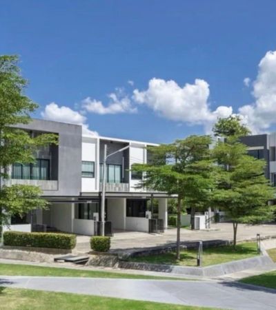 ทาวน์เฮ้าส์ หลังมุม พร้อมสวนกว้างด้านข้าง เป็นส่วนตัวกว่าหลังอื่น (ใหญ่กว่าทาวน์โฮมทั่วไป) ปรับพื้นที่แต่งได้ตามใจ