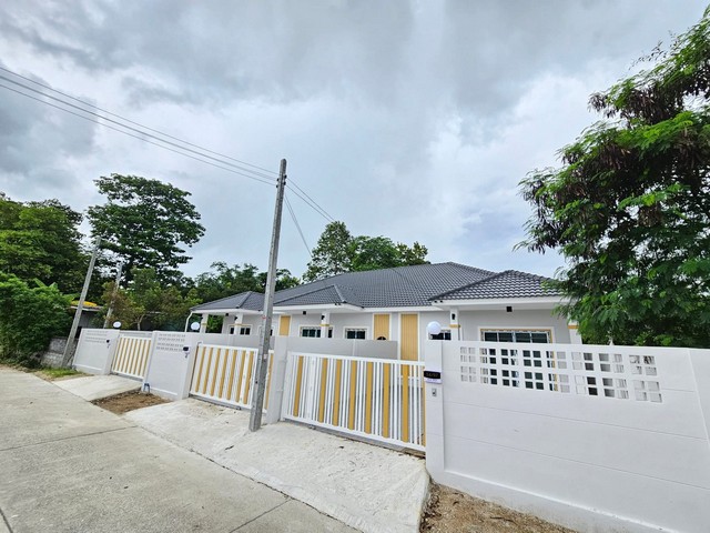 ทาวน์โฮม 1 ชั้น 3 ห้องนอน 2 ห้องน้ำ  ทำเลดี ซอยบุญสมทบ โป่ง พัทยา บรรยากาศร่มรื่น 