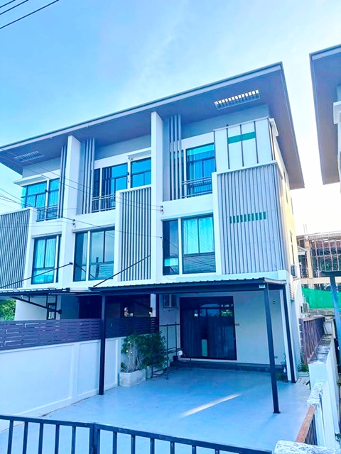  หลังมุม 26ตร.วา. ถ.นาควินาส 4นอน MRTโชคชัย4 3.1กม. ขาย-เช่าทาวน์โฮม 3 ชั้น รร.สตรีวิทยา2 1.2กม. 306 ตร.ม. 4 น้ำ