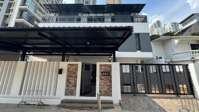 บ้านสุขุมวิท26 Sukhumvit 26ให้เช่า  5 Bedrooms  จดบริษัทได้ ใกล้เอ็มโพเรียม (Emporium) BTSพร้อมพงษ์