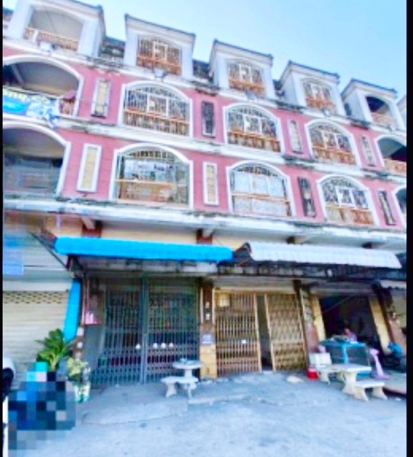 ถ.เศรษฐกิจ 1 ติดถนนใหญ่ วัดบางปิ้ง 1.9 กม. ตลาดฟ้าใส 800ม. ขาย-ให้เช่า อาคารพาณิชย์  2 คูหา 4 ชั้น ทำเลทอง 4 นอน 8 น้ำ ถเพชรเกษม   