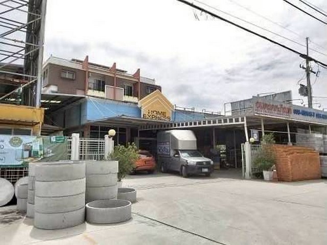 ประกาศขายร้านวัสดุก่อสร้าง  เขตพานทอง จังหวัดชลบุรี ติดริมถนนใหญ่