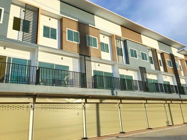 ทำเลดี ติดถนนใหญ่ รร.เทพนรรัตน์ 700 ม. ให้เช่าอาคารพาณิชย์ 3 ชั้น เหมาะกับโฮมออฟฟิศ พักอาศัย 3 นอน 3 น้ำ เซ็นทรัล มหาชัย 1.7 กม. ถ.พระราม2 