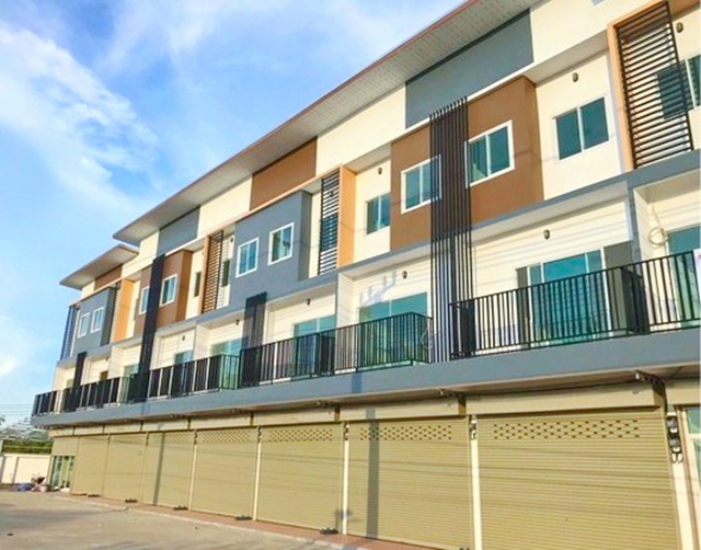 ไทวัสดุ มหาชัย 1.3 กม. เซ็นทรัล มหาชัย 1.7 กม. ถ.พระราม2  ให้เช่าอาคารพาณิชย์ 3 ชั้น ทำเลดี พักอาศัย 3 นอน 3 น้ำ รร.เทพนรรัตน์ 700 ม.  