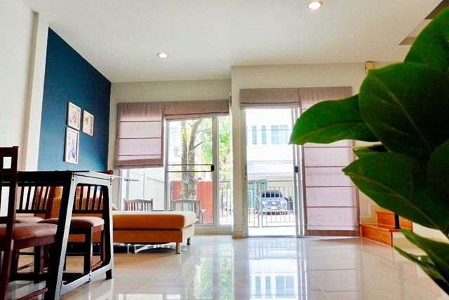 พระราม5 ตกแต่งครบ 3 นอน  มจพ. MRT แยกติวานนท์ 1.8 กม. ให้เช่าทาวน์เฮ้าส์ 2 ชั้น 23ตร.วา. 190ตร.ม. 3 น้ำ ถ. พิบูลสงคราม