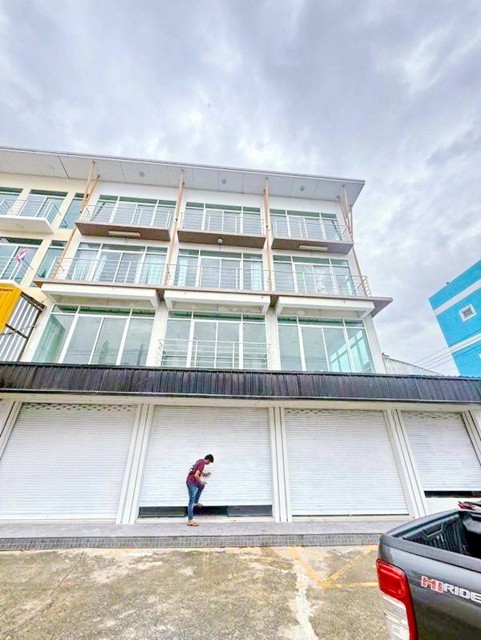 ตลาดวงศกร สายไหม 1.2 กม.  สุขาภิบาล5 ให้เช่าอาคารพาณิชย์ 3 คูหาครึ่ง 4 ชั้น 76 ตร.วา.ทำเลเด่น ตกแต่งสวย 2 นอน 7 น้ำ 