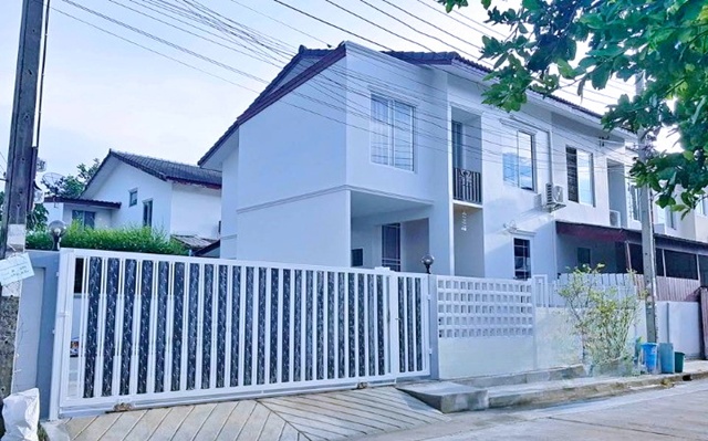 ตลาดบางพลีซิตี้ 2.3 กม. เดินทางสะดวก  บางปลา เทพารักษ์ ให้เช่าบ้านหลังมุม 2 ชั้น 30 ตร.วา. 240 ตร.ม. 