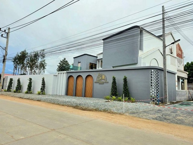 TEL:088-559 5199 คุณเอLine:https://line.me/ti/p/C0eGe0whLXให้เช่าพูลวิลล่า พัทยา ห้วยใหญ่ เหมาะสำหรับทำธุรกิจพิกัด: ห้วยใหญ่ พัทยา ใกล้ Black Forest Pattayaค่าเช่า 150,000 บาท / เดือนสัญญา 1 ปีมัดจำ 2 เดือน - ล่วงหน้า 1 เดือนขนาดที่ดิน108.2 ตรว. พื้นที่ใช้สอย 378 ตารางเมตร5 ห้องนอน 5 ห้องน้ำ ครัวยุโรป ห้องโถงขนาดใหญ่ จอดรถในบ้าน 2 คัน - สระว่ายน้ำ ระบบเกลือ ลึก 1.2 เมตร แยกสระเด็ก มีอ่างจากุชชีี- เข้าได้หลายทาง ทางสุขุมวิทห้ว