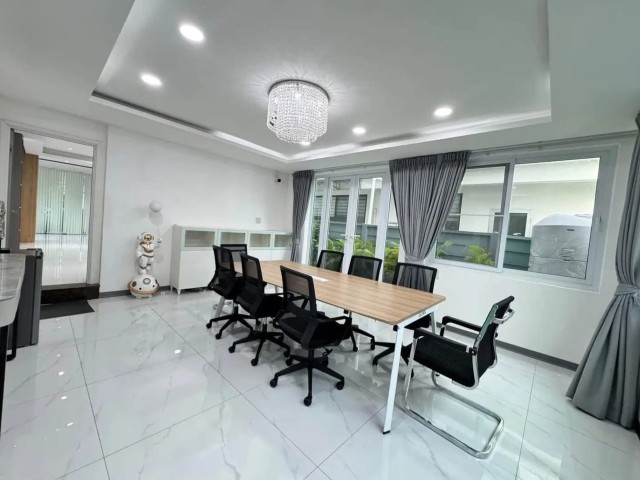 ให้เช่าโฮมออฟฟิศ 4 ชั้น โครงการ บี สแควร์ B Square พระราม9-เหม่งจ๋าย 4 ห้องนอน 3 ห้องน้ำ 3 ห้องทำงาน 1 ห้องครัว ราคาเช่า130,000/เดือนรายละเอียด-มี4ห้องนอน3ห้องน้ำ3ห้องทำงาน1ห้องครัว -เนื้อที่50.9ตารางวา 500ตารางเมตร-แอร์9เครื่อง เฟอร์นิเจอร์บางส่วน-1 ห้องทานอาหาร/หรือห้องประชุม -กระจกกันเสียง/หลังบ้านต่อเติม 2 ชั้น-จอดรถได้3คัน-ด้านหลังติดเป็นโรงเรียนนานาชาติสิงคโปร์-ถนนรัชดา-เห