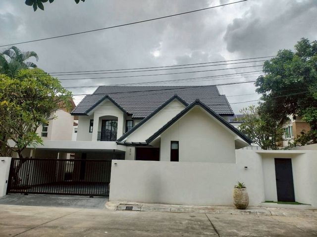 ขายบ้านเดี่ยวหรู 15.9 ล้าน #พฤกษาทอง สันผีเสื้อ Luxury Modern English Style – ดีไซน์หรูหราเหนือระดับ ทำเลใจกลางเมืองเชียงใหม่! เดินทางสะดวก