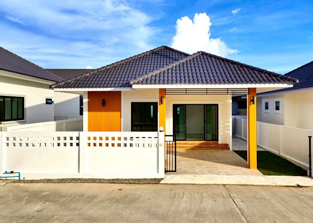 ขายบ้านเดี่ยว  ตำบลสันปูเลย อำเภอดอยสะเก็ด จังหวัดเชียงใหม่ที่ตั้ง : ท่ารั้ว ตำบลสันปูเลย อำเภอดอยสะเก็ด จังหวัดเชียงใหม่ขนาดพื้นที่ดิน  : 33-35 ตารางวา ขนาดพื้นที่ใช้สอย  : 75 ตารางเมตร รายละเอียด บ้านเดี่ยว ราคาสบายกระเป๋าราคาพรีเชลล์ ถูกมาก เพียง 4 หลังพร้อมอยู่กลางเดือน กย.68- ที่ดิน 33-35 ตร.วา : ไม่มีค่าส่วนกลาง- พื้นที่ใช้สอย 75 ตร.ม. 2 ห้องนอน      2 ห้องน้ำ 1 โถงรับแขก   1 ห