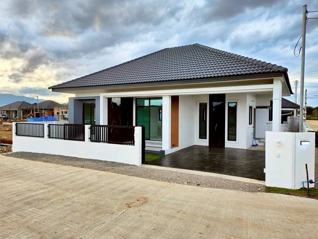 ขายบ้านเดียว ขนาดเนื้อที่ 50 ตารางวา อำเภอดอยสะเก็ด จังหวัดเชียงใหม่ที่ตั้ง : อำเภอดอยสะเก็ด จังหวัดเชียงใหม่ขนาดเนื้อที่ 50 ตารางวารายละเอียดท่ารั้ว-สันปูเลย อ.ดอยสะเก็ด เชียงใหม่ซอย..วัดสันปูเลย ทำเลนี้น้ำไม่ท่วมแน่นอนบ้านสไตล์โมเดิร์นคอนเทมโพรารี(ด่วน พร้อมอยู่ 1 หลัง)3 ห้องนอน 2 ห้องน้ำ 2 จอดรถยนต์สถานที่ใกล้- อุทยานแห่งชาติขุนแจ- อุทยานแห่งชาติศรีลานนา- 