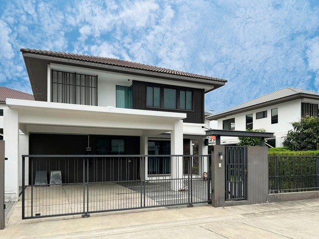 ขายบ้านเดี่ยว มัณฑนา บางนา กม7 ใกล้เมกะ บางนา สวย ใกล้ส่วนกลาง ถูกมากสนใจติดต่อ 061-624-7988ต้องการขายบ้านเดี่ยว มัณฑนา บางนา กม7ขนาด 65 ตารางวา4 ห้องนอน 3 ห้องน้ำพื้นที่ใช้สอยเยอะมาก 175 ตารางเมตรสามารถจอดรถได้ 2 คัน.สถานที่ใกล้เคียงMega & IKEA บางนาโรงเรียน สาธิต รามคำแหง2ฺBangkok patana schoolRaffles american school bangkokConcordian international school bangkokMontessori international schoolราคาพิเศษเพียง 12.9 เท่านั้น !!สนใจนัดชม 061-624-7988Line ID @Deeasset (มี @ นำหน้า)