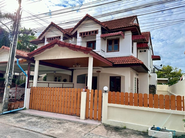 เปิดซิง! คฤหาสน์ให้เช่า โลตัส ถนนเก้ากิโล ศรีราชา 900 ม. บ้าน 2ชั้น  35ตร.วา. 4นอน ม.เกษตรศาสตร์ ศรีราชา 2.5กม. พร้อมเฟอร์ฯ