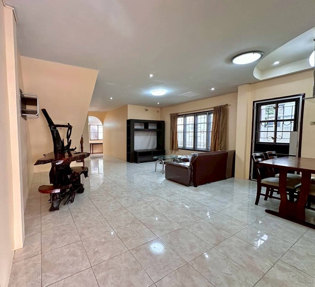 4นอน  เปิดซิง! คฤหาสน์ให้เช่า  ม.เกษตรศาสตร์ ศรีราชา 2.5กม. พร้อมเฟอร์ฯโลตัส ถนนเก้ากิโล ศรีราชา 900 ม. 2 ชั้น ตลาดศุภฤกษ์ 1.9กม. 36ตร.วา. 