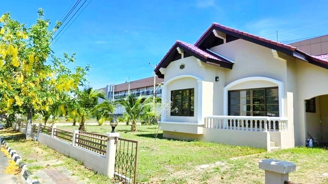 สยามเวเนเซีย 1.8 กม. ถ.เพชรเกษม หาดชะอำ ให้เช่าบ้านเดี่ยวชั้นเดียว 80ตร.วา. 280ตร.ม.  พร้อมเฟอร์ฯ ติดทะเล  ร่มรื่น 3 นอน 2 น้ำ 