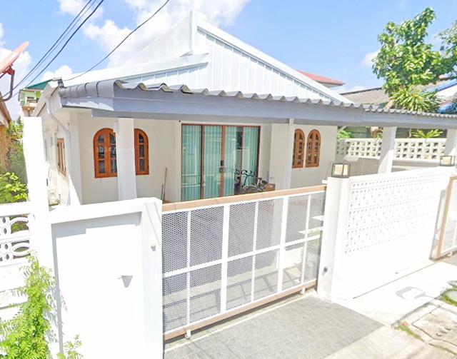 รถไฟฟ้าสถานีโชคชัย 4  1.9 กม.  รัชดา 4นอน เซ็นทรัล อีสต์วิลล์ 1.4กม.  บ้านเดี่ยว ชั้นเดียว ให้เช่า โชคชัย 4 ซอย 30-38  MRTลาดพร้าว  2.8กม. 