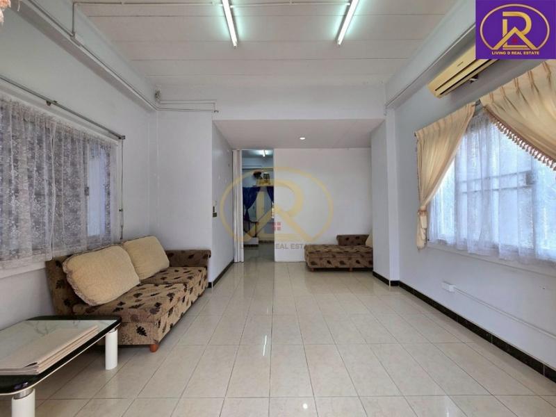 ให้เช่าบ้านเดี่ยว 2 ชั้น ใกล้ตลาดนัดจตุจักร ทำเลดี ติดถนนสุขุมวิท หมู่บ้านณิชาดา  ติดถนนสุขุมวิท  ต.ห้วยกะปิ อ.เมืองชลบุรี จ.ชลบุรี